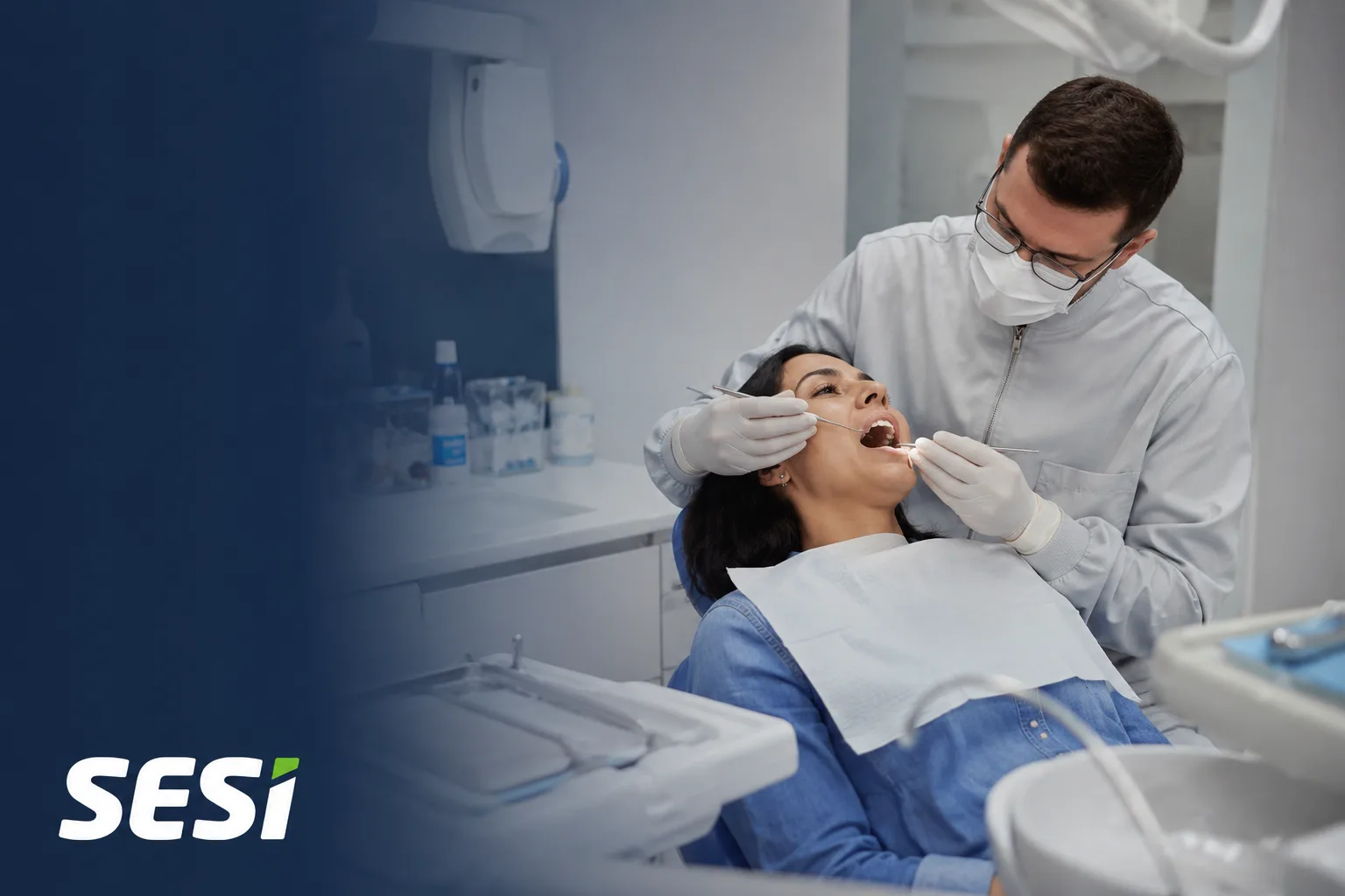 Profissional de saúde ocupacional atendendo um trabalhador — SESI